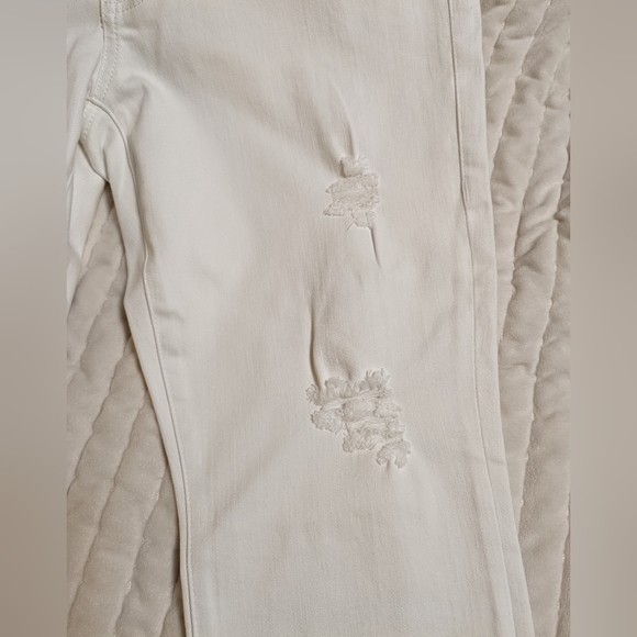 Cabi Size 6 High Slim White jeans distressed ripped look new without tags - Picture 10 of 13